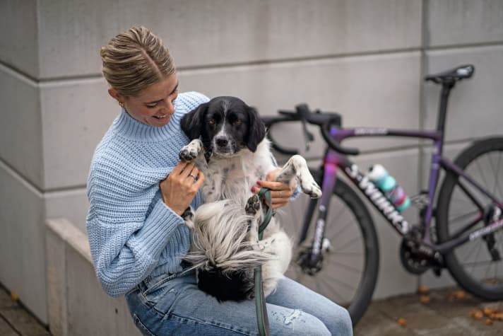 Demi Vollering and her dog Flo