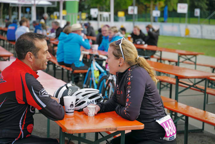 Ludger Gerres und Iris Bruns lassen einen schwierigen Tag beim Kaffee Revue passieren