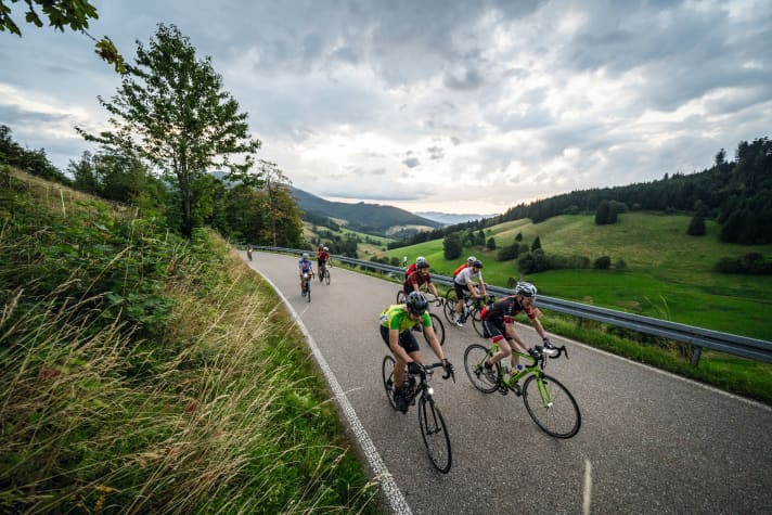 Auf der Landstraße von Münstertal bergan übernimmt der dämmernde Morgen die Beleuchtung