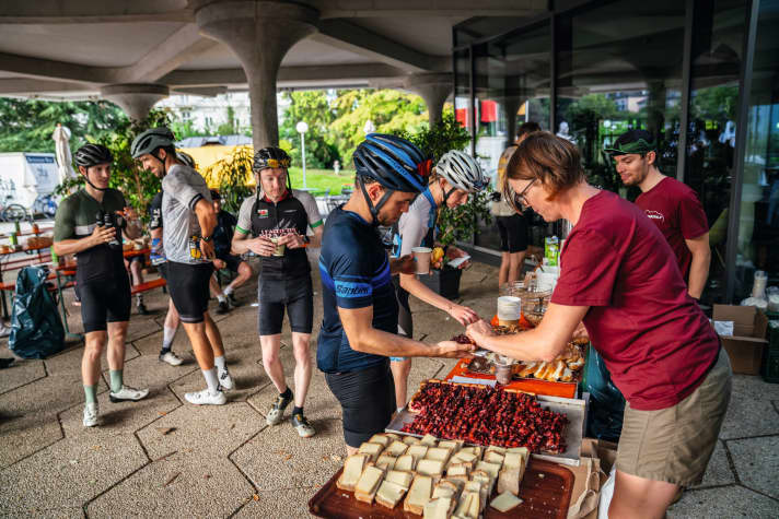 Schwarzwald Super: Bei den Verpflegungsstellen wie in Baden­weiler wartet regionale Kost statt Functional Food