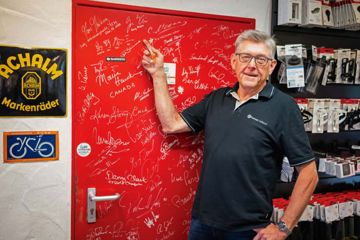 Who is who: Die Eingangstür zur Werkstatt versammelt Unterschriften von Menschen aus der gesamten Radsport-Welt.