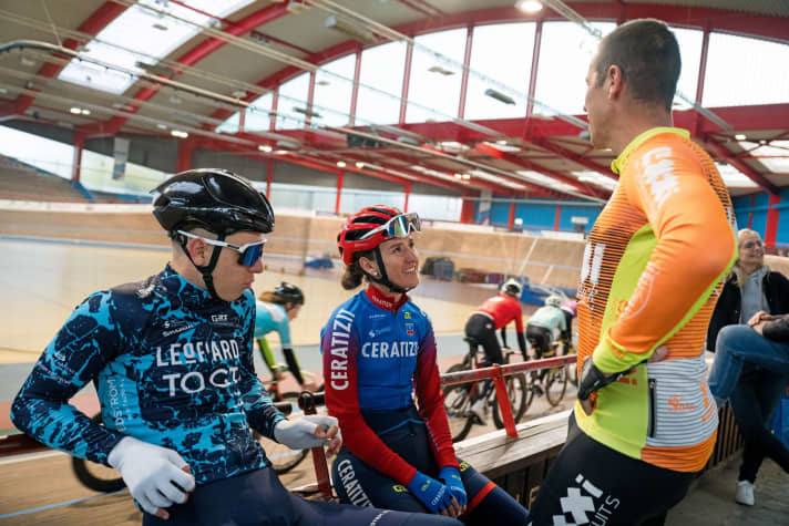 Immer im Austausch: Die Geschwister Tim (links) und Lin Teutenberg besprechen am Rande der Rennbahn Details mit ihrem Vater und Trainer.