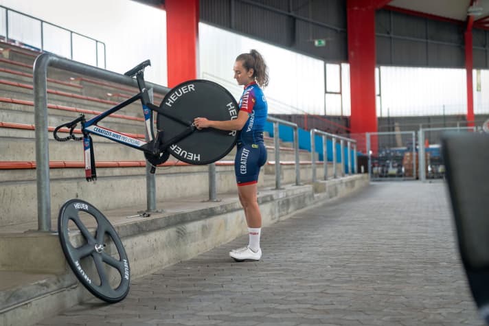 Material expert: Lin Teutenberg prepares her track bike for training in Büttgen.