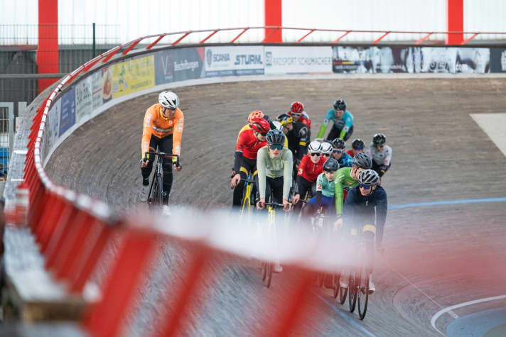 Unter Aufsicht: Lars Teutenberg (links) beobachtet die Gruppe der Nachwuchsfahrer vom Sattel aus.