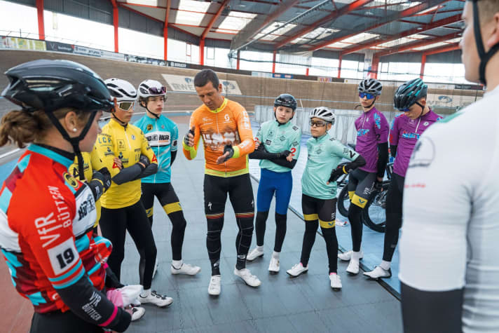 Just like his father: As the son of influential cycling official Horst Teutenberg, Lars also enjoys passing on his knowledge to young riders.