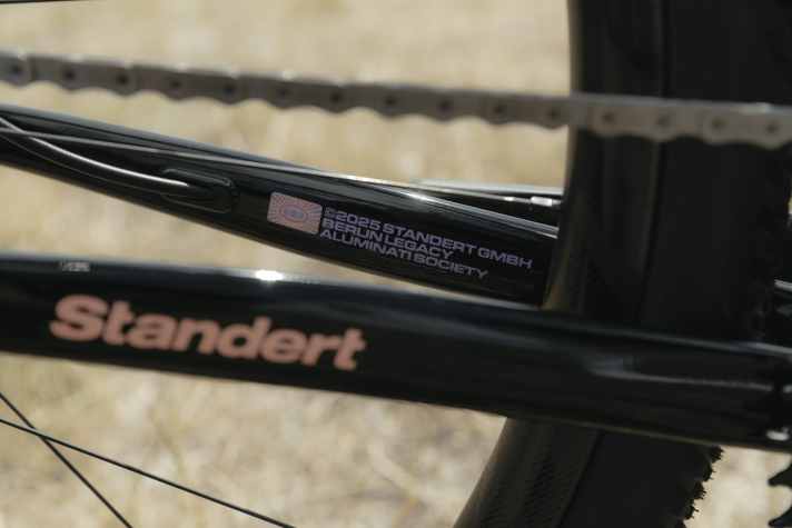 The frame is made of aluminium, the majority of which is made from recycled materials