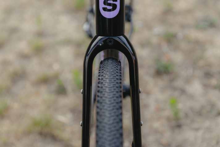 Tyres up to 50 millimetres wide fit in the fork and frame. It is supplied with 45 millimetre tyres, which are fitted with inner tubes.