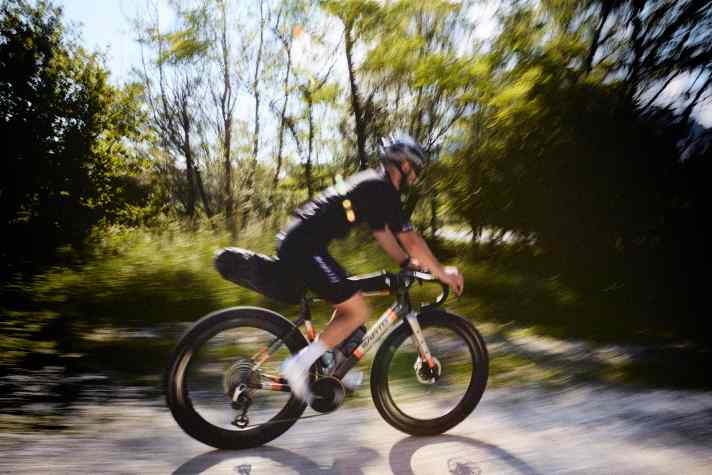 Les points de fixation sur la fourche et le tube supérieur sont révélateurs : Le vélo est aussi conçu pour le bikepacking