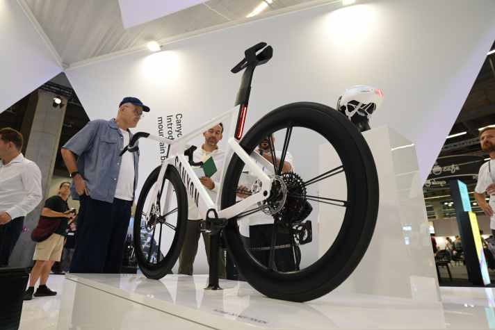 A true visionary: Canyon CEO Roman Arnold with the Predict road bike concept