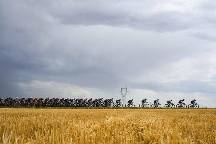 Das Peloton im Geschwindigkeitsrausch während der 11. Etappe nach Nevers