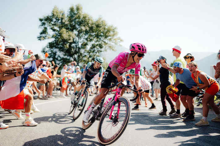 Richard Carapaz gehörte auch auf der Etappe nach Alpe d'Huez zu den aktivsten Fahrern des Tages