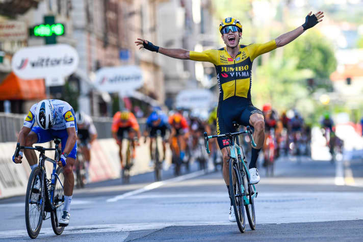 Im Jahr 2020 gewann Wout van Aert bei Mailand-San Remo den Sprint gegen Julian Alaphilippe.