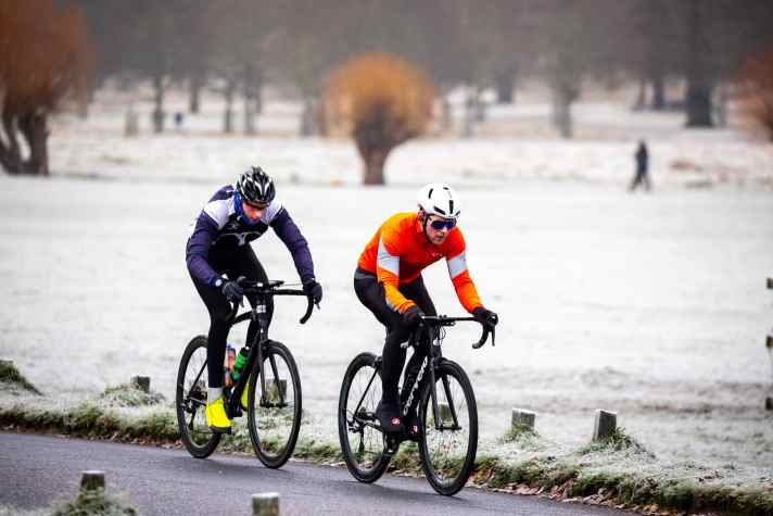 Rennradfahren kann auch bei kalten Temperaturen Spaß machen
