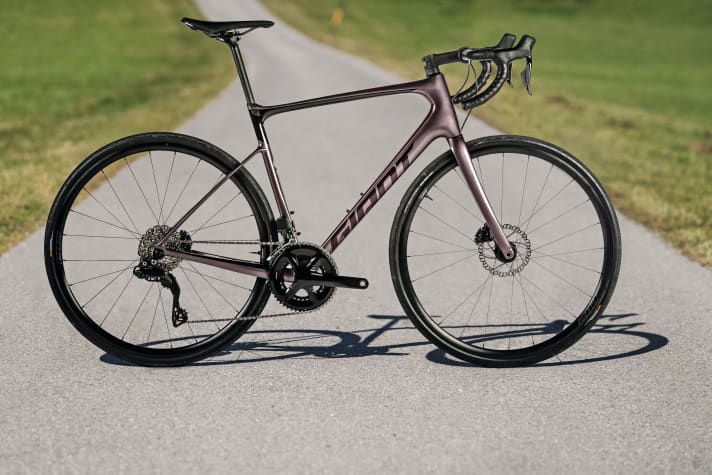 Das Giant Defy Advanced 1 >> <a href="https://luna.r.lafamo.com/ts/i5034112/tsc?amc=con.blbn.497955.507976.14447882&smc=TOUR&rmd=3&trg=https%3A%2F%2Fwww.fitstore24.com%2Fde%2Fgiant-defy-advanced-1-2023-rh-s" target="_blank" rel="noopener noreferrer nofollow">hier erhältlich</a>*