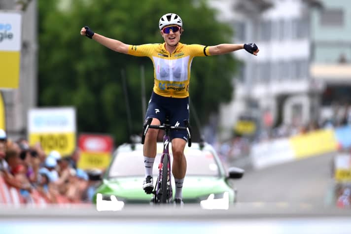 Marlen Reusser bei der triumphalen Ankunft am Ziel der Rundfahrt in Ebnat-Kappel.
