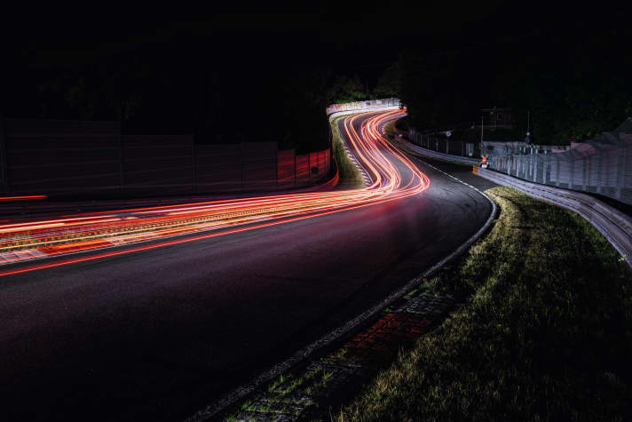 Rad am Ring: In der Dunkelheit ist die Orientierung auf der breiten Strecke nicht immer einfach - umso schwieriger, je weniger Radler unterwegs sind