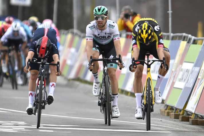Décision au millimètre : en 2021, Thomas Pidcock (à gauche sur la photo) a été battu de justesse au sprint par Wout van Aert (à droite), Maximilian Schachmann (au centre) a terminé troisième | Eric Lalmand