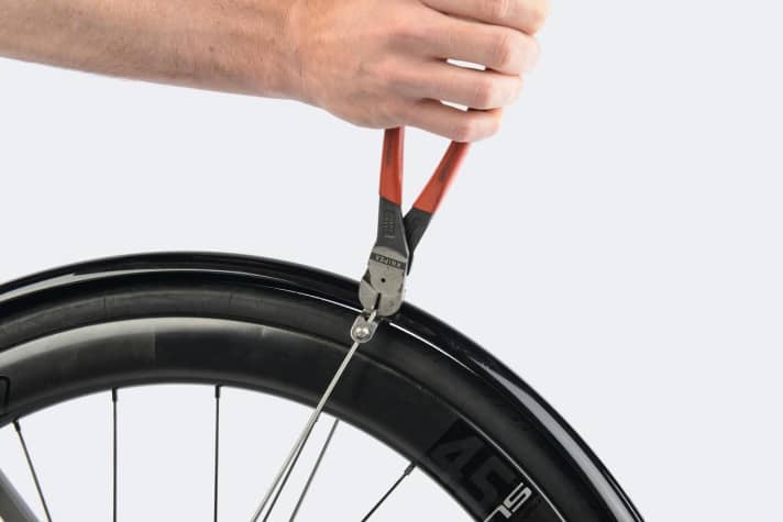 Bei fest montierten Schutzblechen muss man eventuell zum Bolzenschneider greifen, um die Streben zu kürzen.