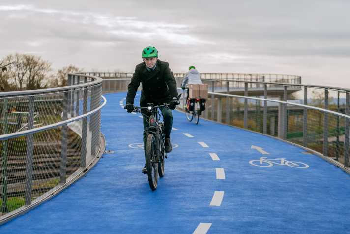 Boris Palmer auf der neuen Fahrradbrücke