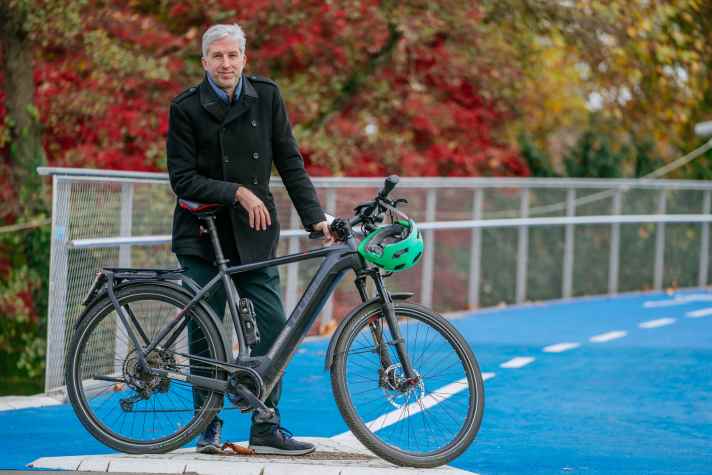 Boris Palmer with his "company car", an S-Pedelec from Cube