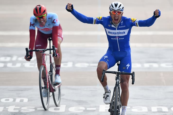 Zielsprint bei Paris-Roubaix 2019: Philippe Gilbert jubelt, Nils Politt wird Zweiter | David Stockman
