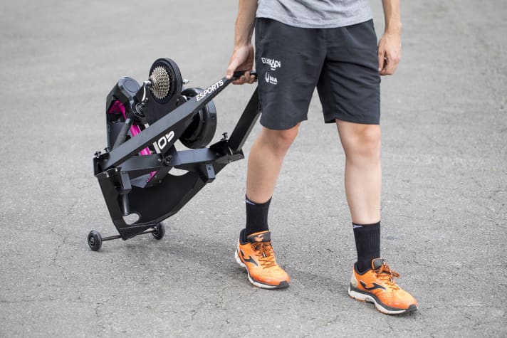   Hardly any other high-end roller trainer is as easy to transport as the Oreka o5 with a total weight of over 25 kilograms.