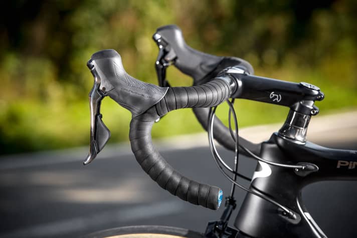   The control levers were given the texture of the previous Di2 grips.