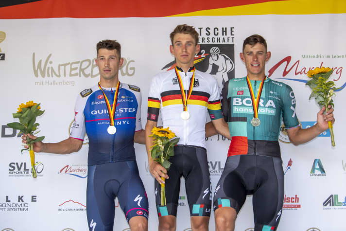 Jannik Steimle (l.) takes second place in the 2022 German Individual Time Trial Championships.