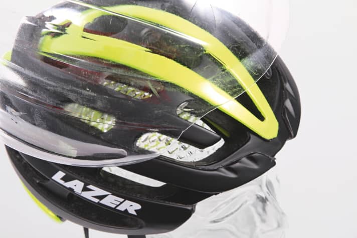   Practical even in the rain: an easily removable plastic cover makes Lazer's Z1 faster and tighter