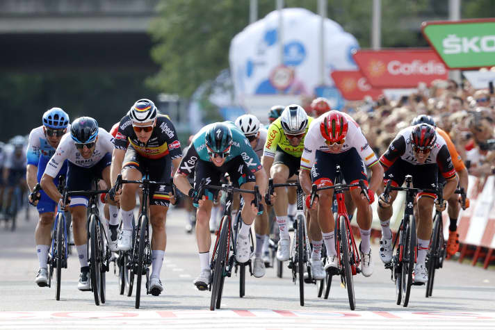 Sam Bennett (au centre) lors de sa victoire dans la 2e étape de la Vuelta 2022