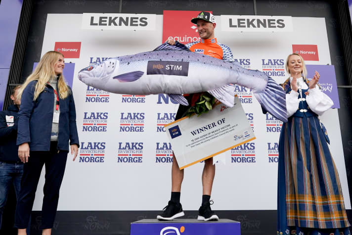 Im Jahr 2019 bekam Stephen Cummings beim Arctic Race of Norway als bester Bergfahrer einen großen künstlichen Fisch überreicht
