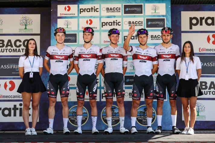 Florian Lipowitz (4. von links) mit seinen Teamkollegen aus Tiro im Jahr 2022 beim Giro del Friuli Venezia Giulia U23