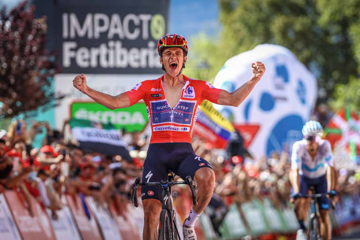 With a hard-fought second stage win on the 18th stage, Evenepoel renewed
renewed his claim to overall victory