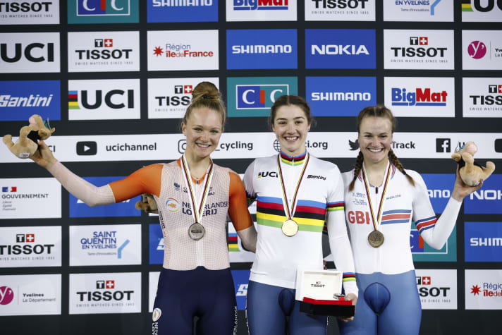 Martina Fidanza (Mitte)  im Regenbogentrikot nach ihrem WM-Sieg im Scratch 2022.