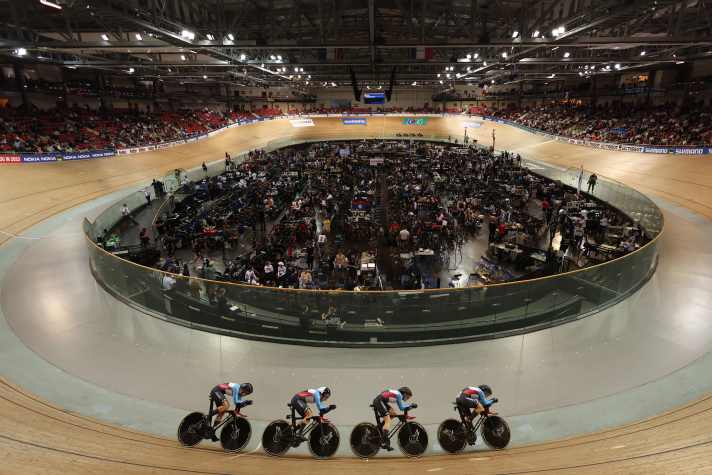 Le vélodrome national de Saint-Quentin-en-Yvelines pendant les championnats du monde de cyclisme sur piste 2022