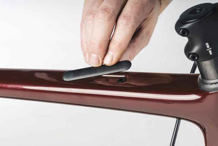 Am Oberrohr lässt sich eine serienmäßig mitgelieferte Tasche fixieren. Die aufgeklebte Abdeckung droht leicht verloren zu gehen.