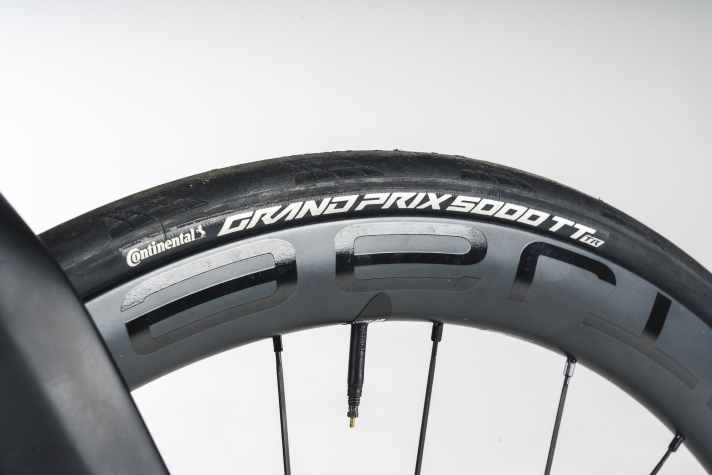 Carbon rims, time trial tyres, lightweight tubes: Storck saves a lot of weight on the wheels with competition material.