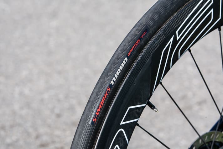   Le Tarmac SL7 d'Ackermann n'est pas équipé des nouvelles roues Roval Rapide CLX 60, mais de roues à boyaux. Le vélo d'Ackermann a cependant été conduit et mesuré avec les Roval Rapide CLX 60. 