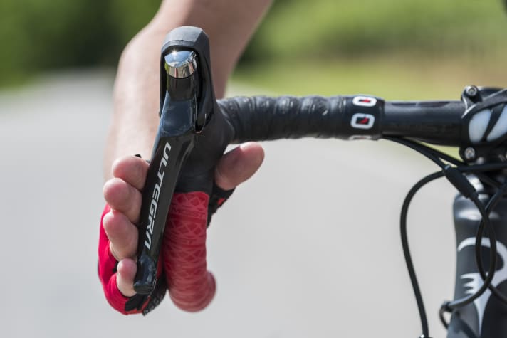  Die Schalt-/Bremshebel der Ultegra R8000 sind nur moderat überarbeitet, die Bedienkräfte beim Schalten sind extrem niedrig.