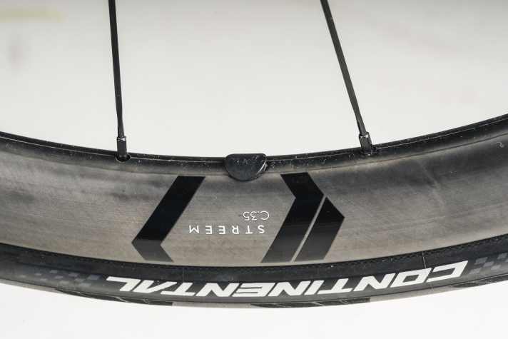 Renntechnik: Der leichte Laufradsatz mit Top-Bereifung unterstreicht den sportlichen Charakter des Cube.