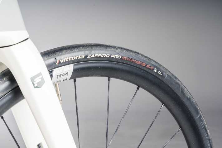 Stolid combination: A solid but heavy aluminium wheelset and inexpensive tyres characterise the handling of the Focus.