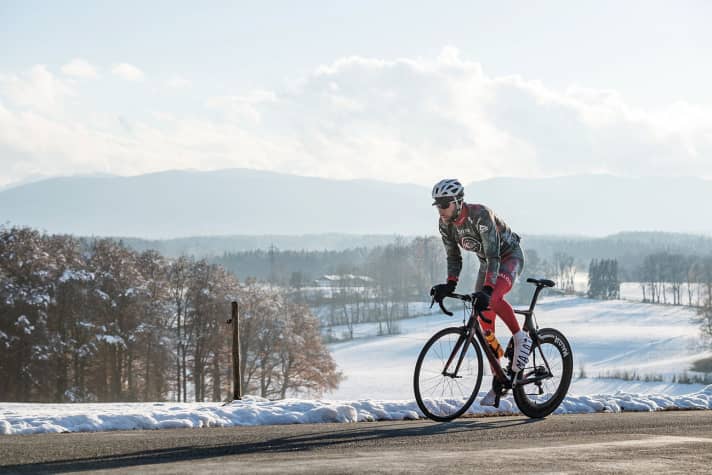 Profi Grasmann beim Training im verschneiten Vor­alpen­land.