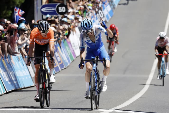 Simon Yates (à droite) a livré une bataille acharnée avec Jay Vine (à gauche) pour la victoire finale du Tour Down Under en 2023.