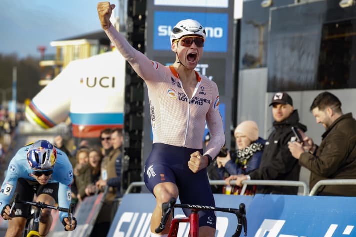 C'est à Hoogerheide que Mathieu Van Der Poel a remporté le championnat du monde de cyclo-cross en 2023 - devant Wout Van Aert.