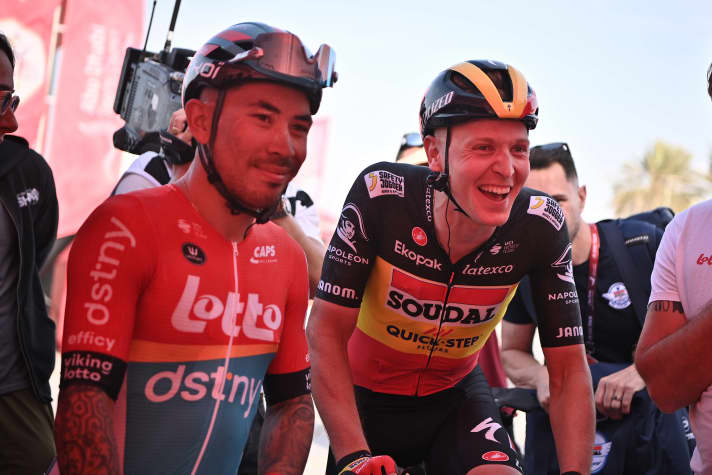 Caleb Ewan and Tim Merlier look at the evaluation of the finish photo. In the end, the Belgian has the better end for himself, Ewan acknowledges the situation with a grin.