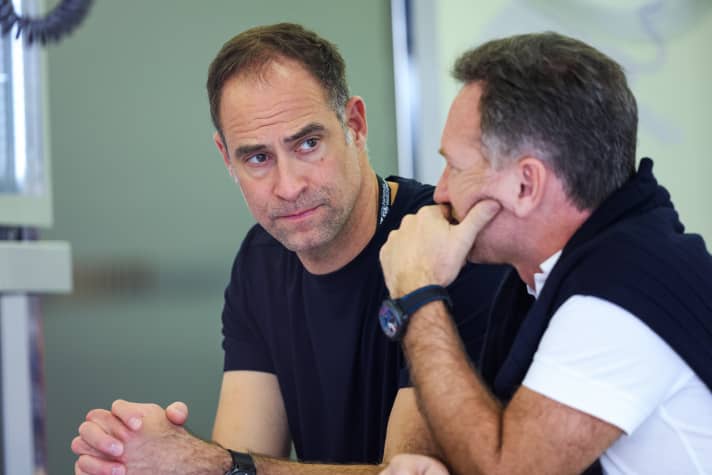 Depuis le décès de Dietrich Mateschitz, Oliver Mintzlaff (à gauche) dirige le marketing sportif chez Red Bull.