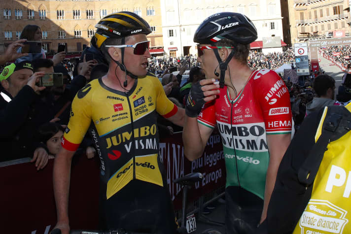 Tiesj Benoot (links) und Attila Valter hatten im Ziel in Siena 2023 Gesprächsbedarf: Die beiden Jumbo-Visma-Profis gaben im Rennen kein gutes Bild ab