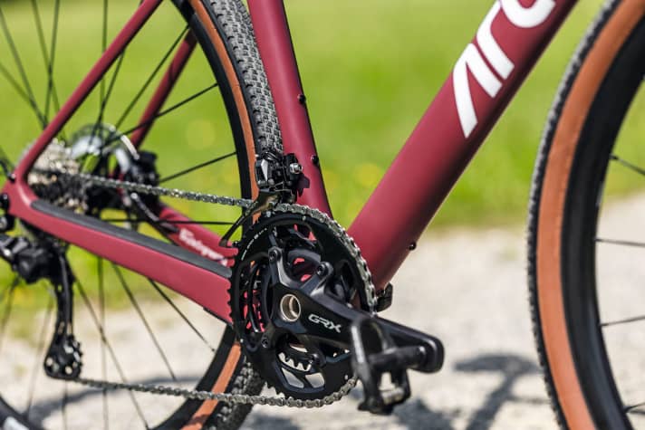 Für Shimano hat die Zweifach-Kurbel trotz zwölf Ritzeln weiterhin eine Berechtigung am Gravelbike. Die Gänge sind sehr fein abgestuft, der Umwerfer verkompliziert aber die Bedienung und schränkt die Reifenfreiheit ein