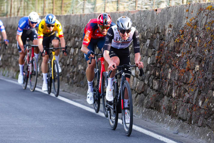 Tadej Pogacar versucht sich am Poggio abzusetzen, Filippo Ganna, Wout van Aert und Mathieu van der Poel folgen