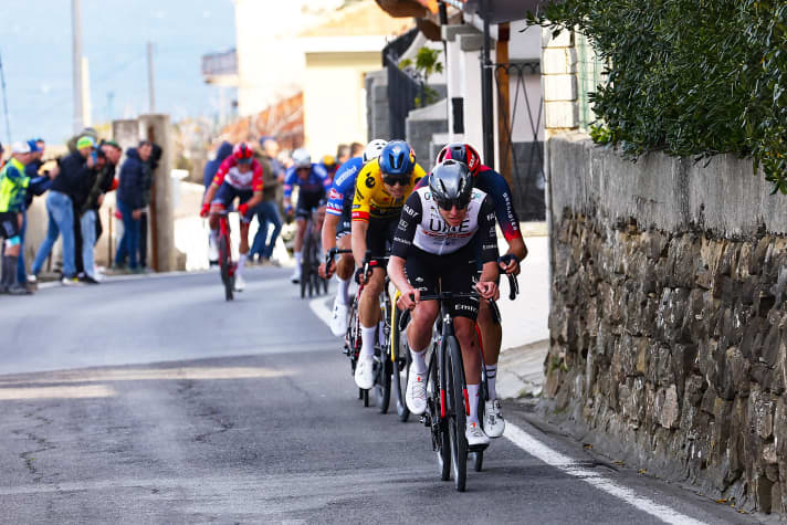 Mit Rückenwindverhältnissen bretterten Tadej Pogacar, Filippo Ganna, Wout van Aert und Mathieu van der Poel den Poggio hinauf